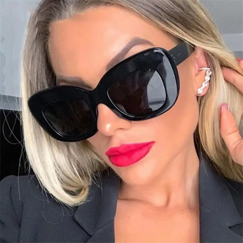 Fashion Big Frame Rivet Decoration Sunglasses