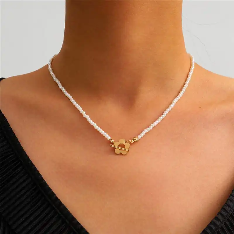 Women Retro Pearl Decorative Flower Shaped Pendant Necklace