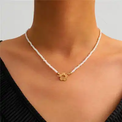 Women Retro Pearl Decorative Flower Shaped Pendant Necklace
