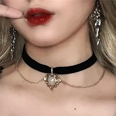 Women Retro Heart Shaped Pendant Choker