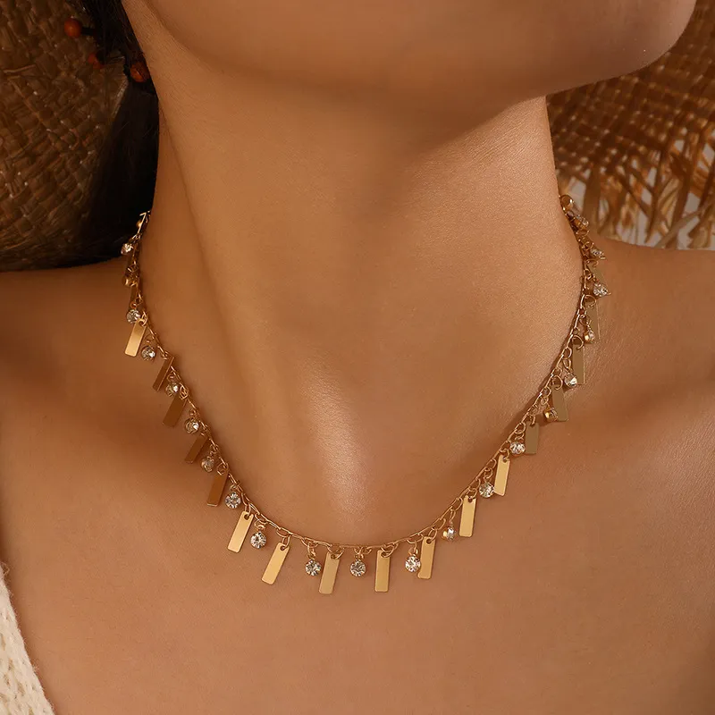 Plain Geometric Square Piece And Rhinestone Pendant Design Alloy Choker