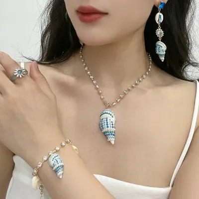 Women Classic Beach Rhinestone Conch Pendant Necklace